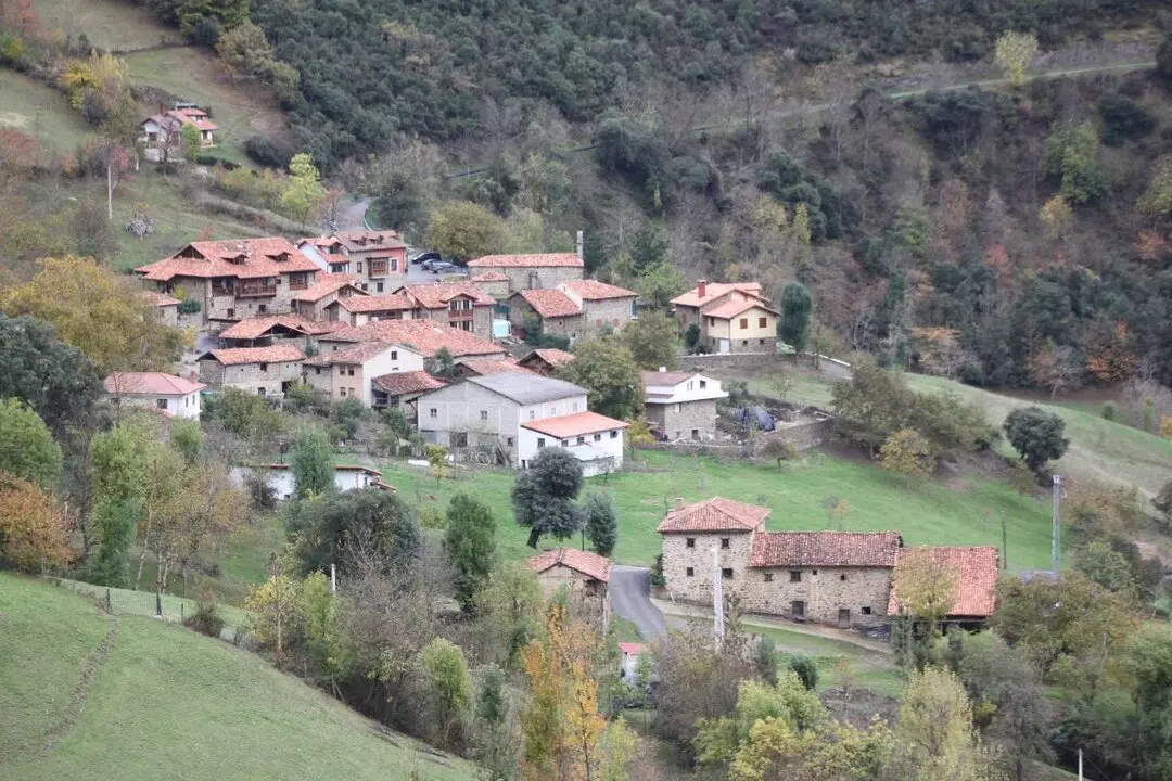 Vista general de Tudes, uno de los lugares que vive meses con muy pocas horas de luz solar. / A.E