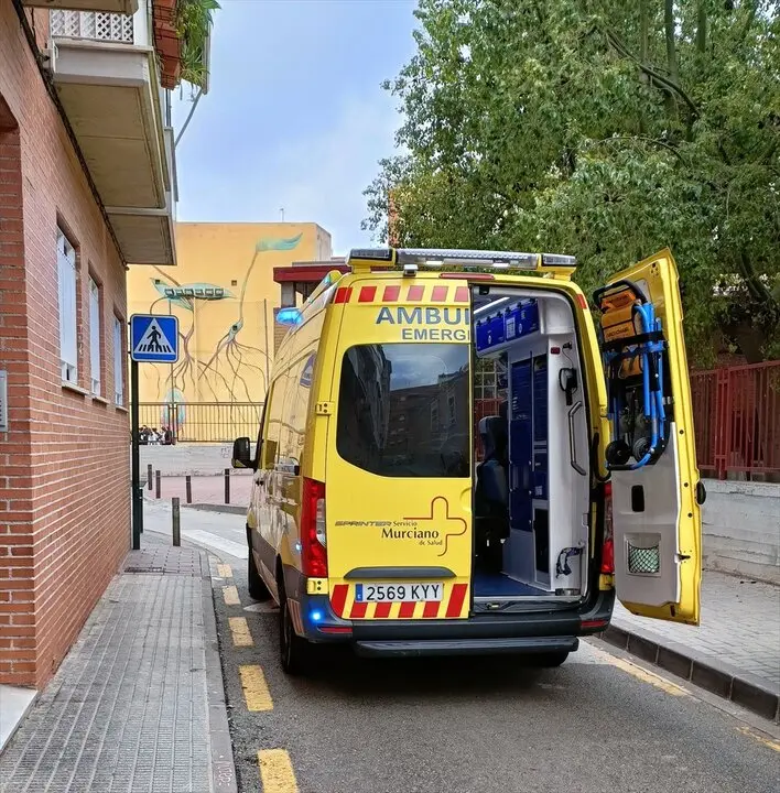 Una ambulancia atendiendo una emergencia en Murcia. / EP