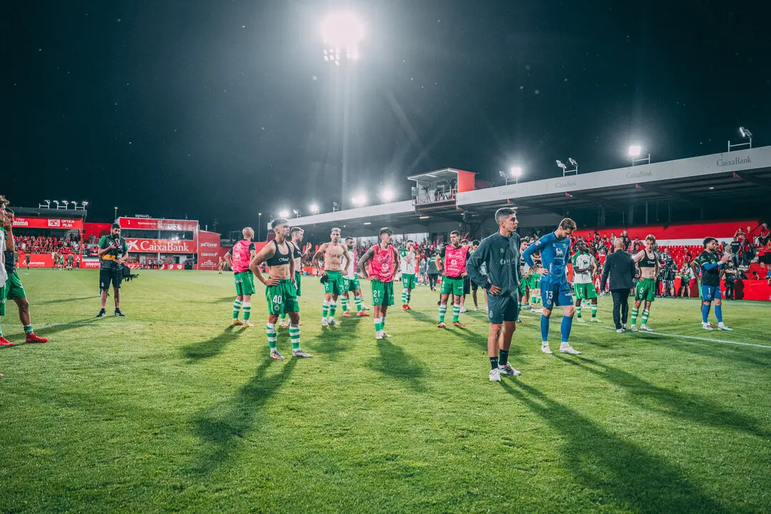 Los jugadores del Racing de Santander tras caer en Anduva. / RRC