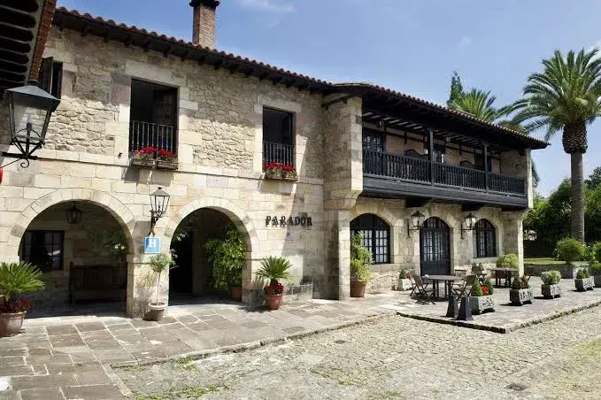 Fachada del Parador de Santillana del Mar Gil Blas. / A.E