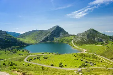 Vista de uno de los lagos de Covadonga. / A.S.P