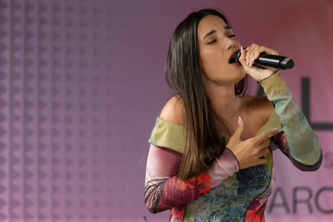 India Mart&iacute;nez fusiona flamenco y m&uacute;sica regional mexicana en su nuevo &aacute;lbum Aguachile. / EP