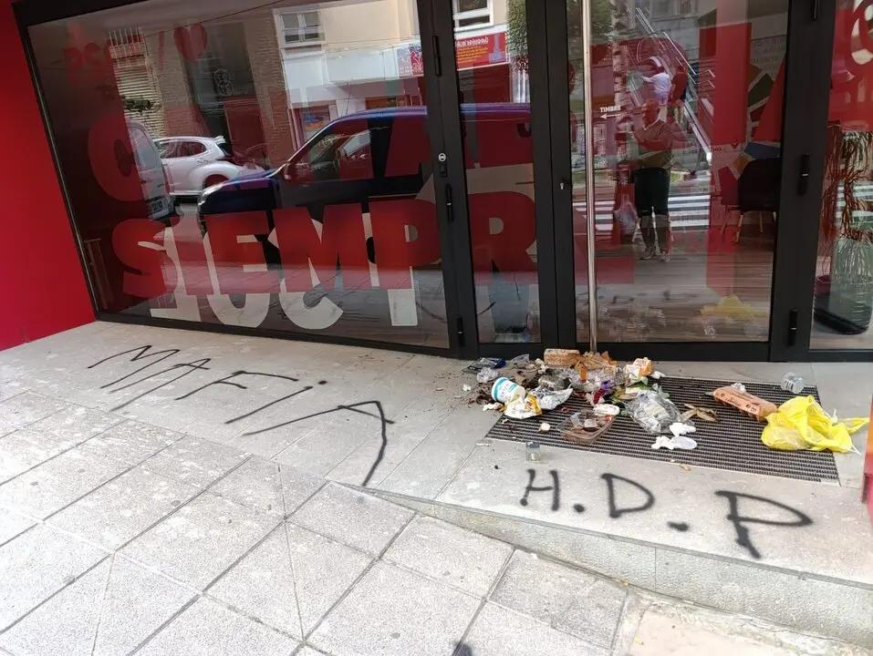 El PSOE denuncia un nuevo ataque a su sede de Cantabria con la palabra "mafia". / PSOE