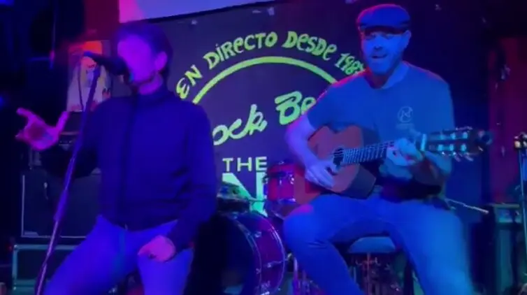Fernand Yabar y Alex Colino Music, el alma de Perezosos Desenchufados, en un espect&aacute;culo &uacute;nico lleno de emoci&oacute;n y energ&iacute;a.