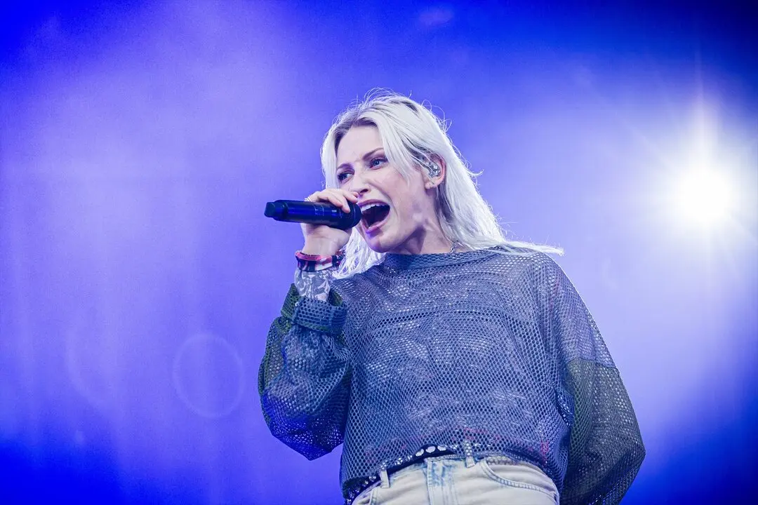 Emily Armstrong de Linkin Park durante una presentaci&oacute;n. EP