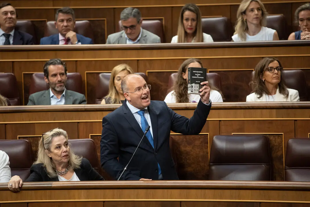 El portavoz del PP en el Congreso, Miguel Tellado, muestra la la Constituci&oacute;n. / EP