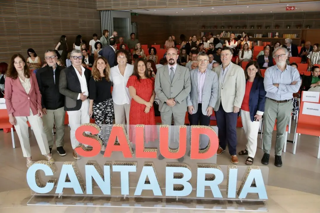 Foto de familia en el auditorio del Centro Bot&iacute;n con los consejeros Bego&ntilde;a G&oacute;mez del R&iacute;o y C&eacute;sar Pascual en el centro de la imagen Juanjo Santamar&iacute;a. / A.E