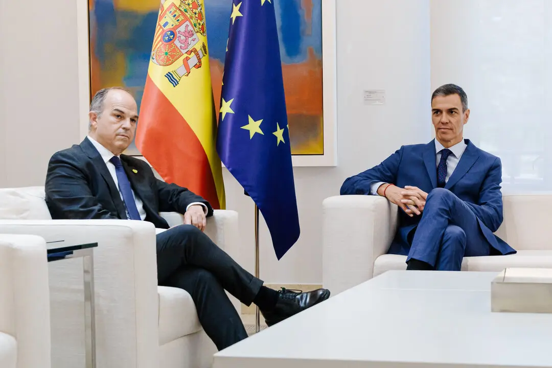 El secretario general de Junts, Jordi Turull (i), y el presidente del Gobierno, Pedro S&aacute;nchez (d), durante un encuentro, en el Palacio de La Moncloa. / EP