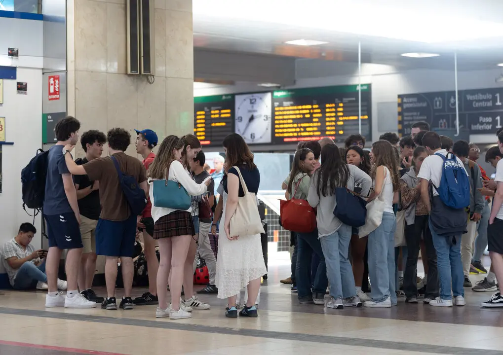 Varias personas en la estaci&oacute;n de Chamart&iacute;n. / Eduardo Parra