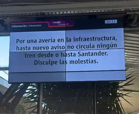 Panel de aviso en la estaci&oacute;n. / A.E.