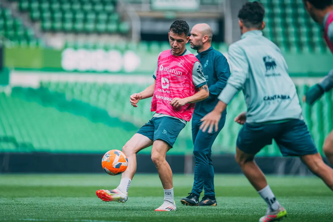 Vicente durante un entrenamiento en El Sardinero. / RRC
