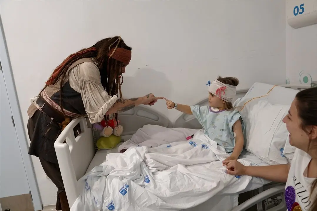 El actor Johnny Depp sorprende a los pacientes oncol&oacute;gicos del Ni&ntilde;o Jes&uacute;s con una visita del aut&eacute;ntico Jack Sparrow. / EP