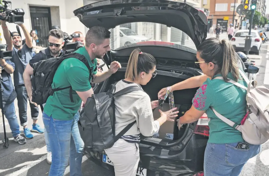 Agentes de la UCO salen de la casa del exministro de Transportes, Jos&eacute; Luis &Aacute;balos, el pasado 10 de junio. / Jorge Gil / Archivo