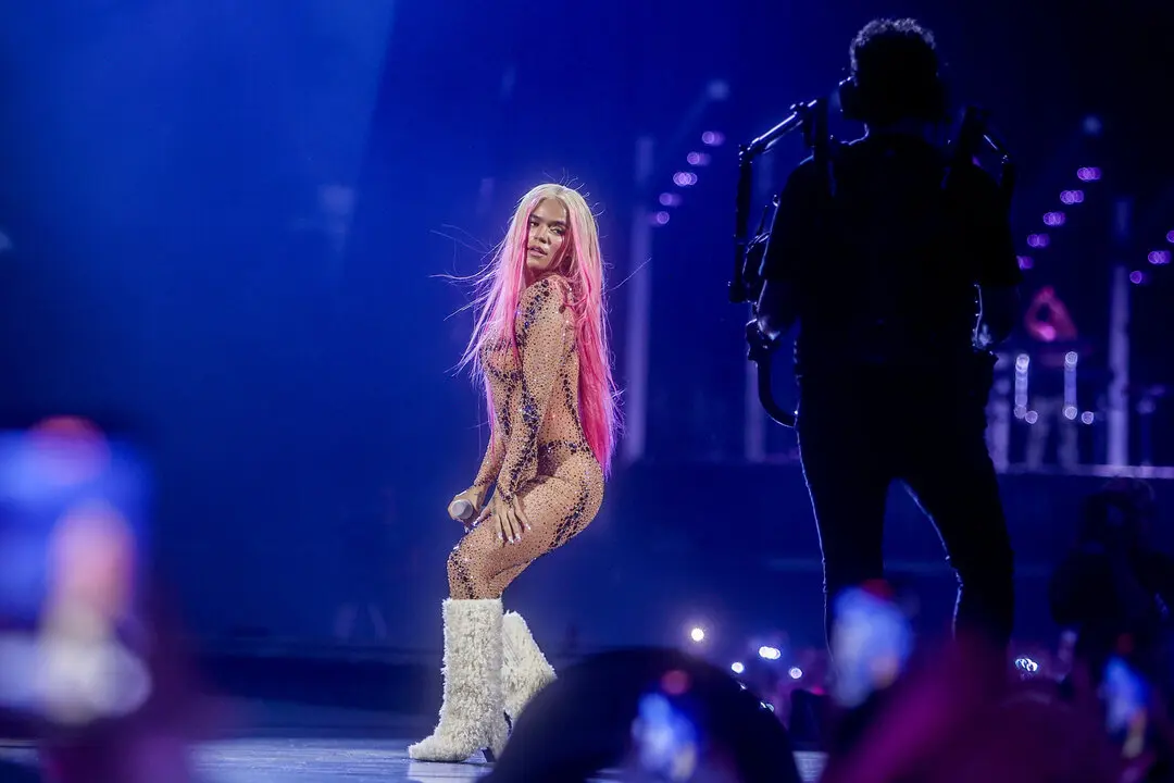 La cantante Karol G durante una actuaci&oacute;n, en el Santiago Bernab&eacute;u. /  Ricardo Rubio