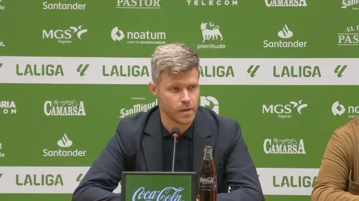 Mikel Martija durante la rueda de prensa de despedida. / RRC