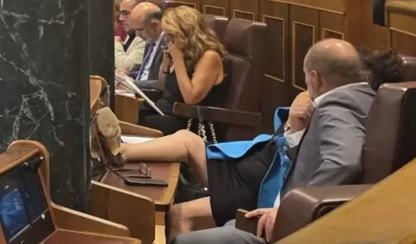 Pilar Vallugera, ha sido fotografiada con una pierna sobre el esca&ntilde;o del exministro Jos&eacute; Luis &Aacute;balos. / @FloresJuberias