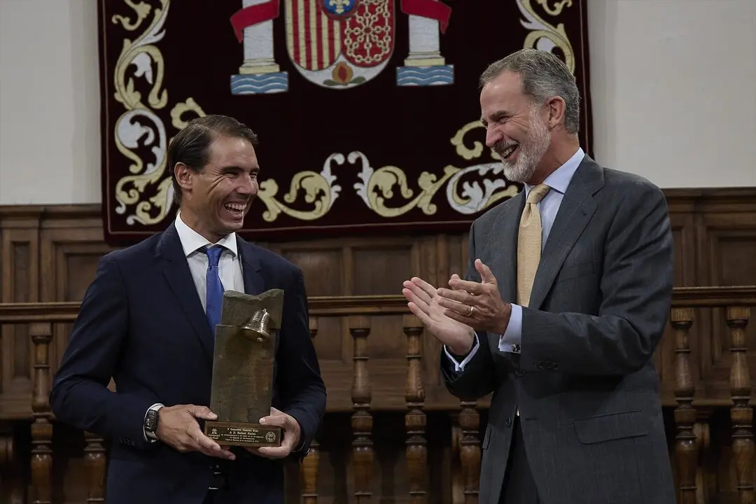 El Rey Felipe VI (d) entrega el &lsquo;Premio Camino Real&rsquo; al tenista Rafael Nadal (i). / Jes&uacute;s Hell&iacute;n