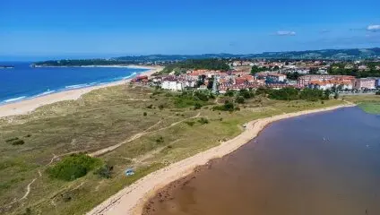 Vista a&eacute;rea de El Puntal, en Somo. / A.S.