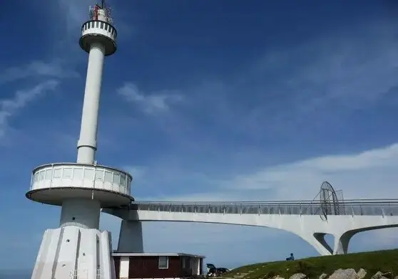 El Monumento al Indiano y a la Marina de Castilla, conocido abreviadamente como Monumento al Indiano y de forma popular como Pirul&iacute; de Pe&ntilde;a Cabarga. / CCM