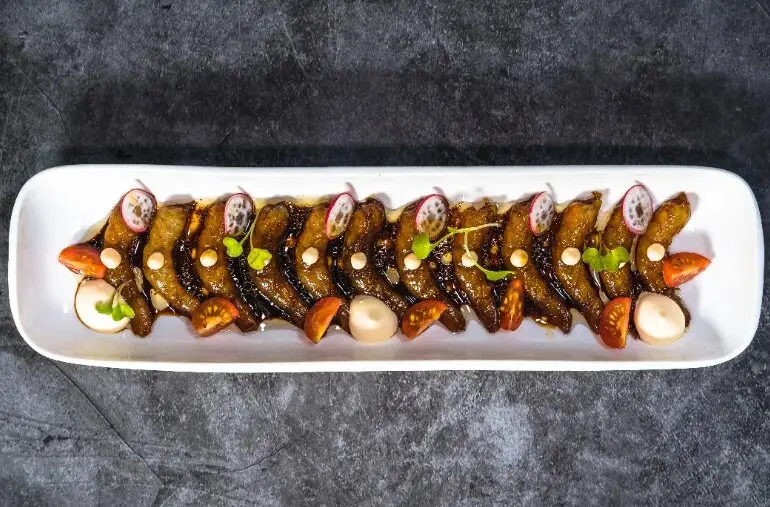 Uno de los platos del restaurante, Gambas de Huelva marinadas a la minute, con cherry, rabanito y spicy mayo. / IG