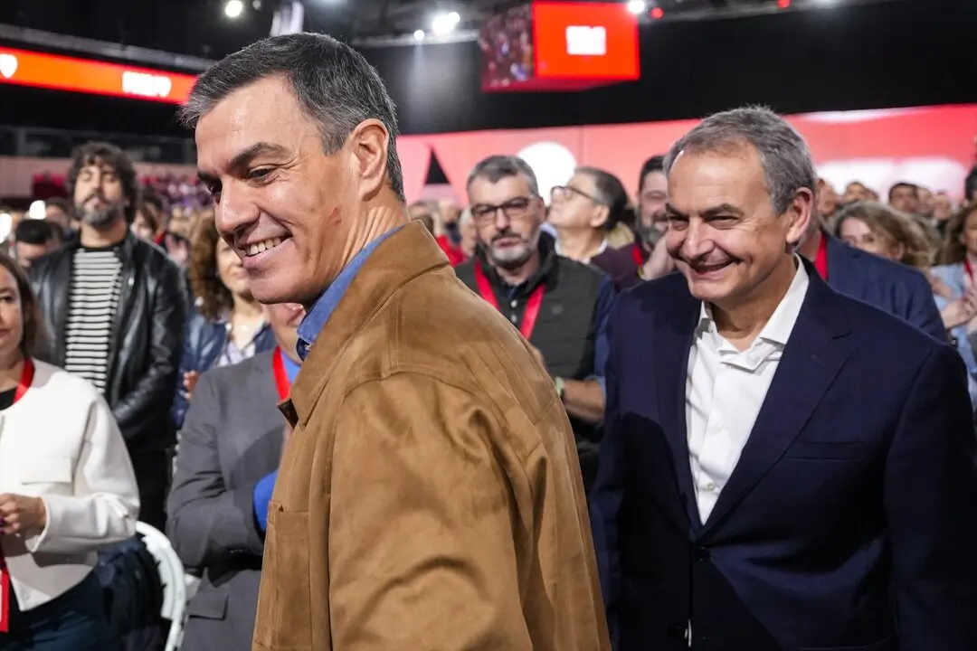 El Presidente del Gobierno, Pedro S&aacute;nchez, (i) junto al ex Presidente del Gobierno de Espa&ntilde;a, Jos&eacute; Luis Rodr&iacute;guez Zapatero, (d). / Joaqu&iacute;n Corchero