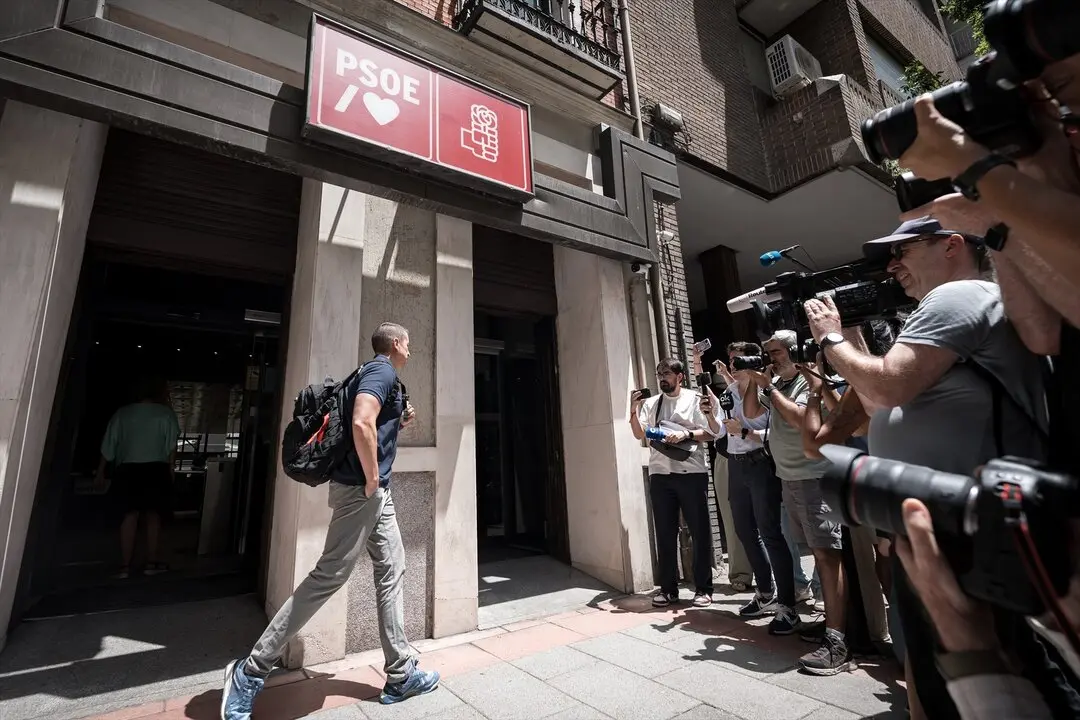 Un agente de la UCO sale de la sede del PSOE de la calle Ferraz. / Diego Radam&eacute;s