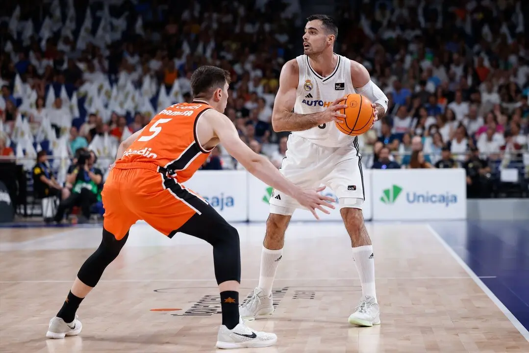 Alberto Abalde Diaz del Real Madrid y Sergio De Larrea del Valencia Basket durante el partido de ayer. / EP