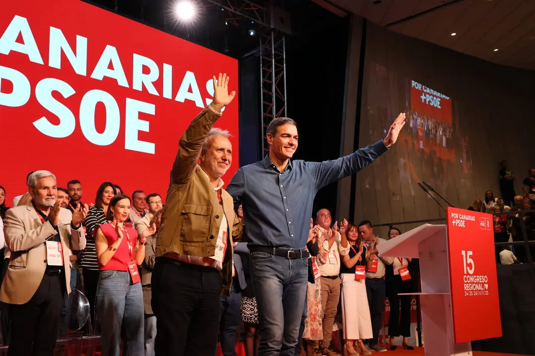 El presidente del Gobierno, Pedro S&aacute;nchez (d), y el secretario general del PSOE de Canarias, &Aacute;ngel V&iacute;ctor Torres (i). / EP