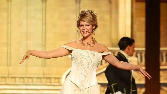 Laura Escanes imita a Taylor. Swift. / A3Media