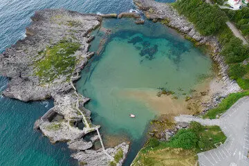 No es una playa cualquiera. En este rinc&oacute;n de Cantabria, el r&iacute;o desemboca suavemente en el mar, creando un entorno &uacute;nico para ba&ntilde;arse, pasear y disfrutar de la naturaleza sin agobios. / A.S.P