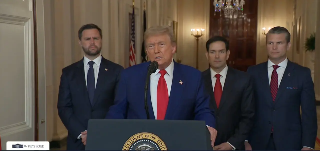Donald Trump informa sobre el ataque a Ir&aacute;n desde la Casa Blanca. / X