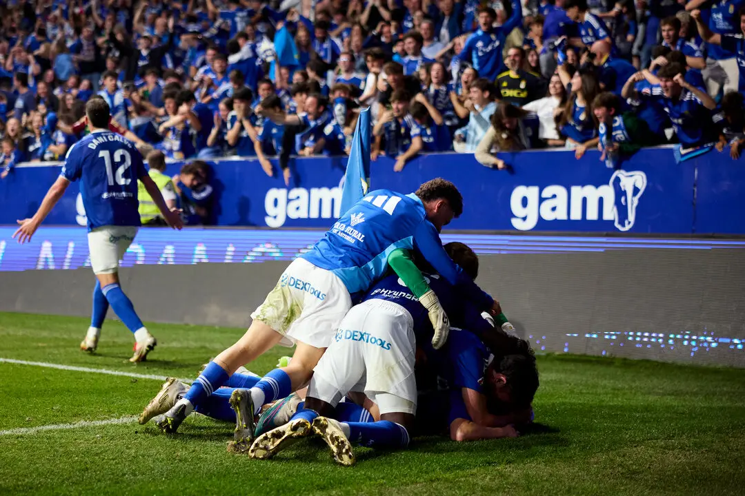 Francisco Portillo del Real Oviedo celebra su gol en el partido de ayer. / EP