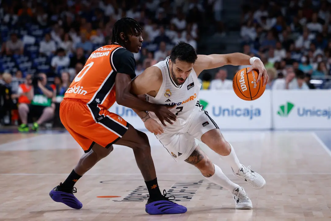 Facundo Campazzo del Real Madrid y Brancou Badio del Valencia durante el partido. / EP
