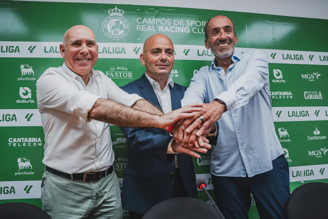 Manolo Higuera /izq) y Sebasti&aacute;n Ceria (dcha), durante la presentaci&oacute;n de Chema Arag&oacute;n (centro). / RRC