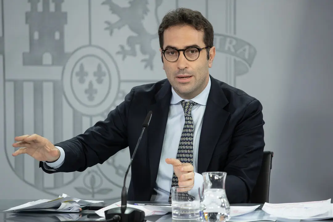 El ministro de Econom&iacute;a, Comercio y Empresa, Carlos Cuerpo, durante una rueda de prensa. / Alejandro Mart&iacute;nez