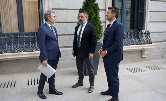 Feij&oacute;o y Abascal en el patio del Congreso. / EP