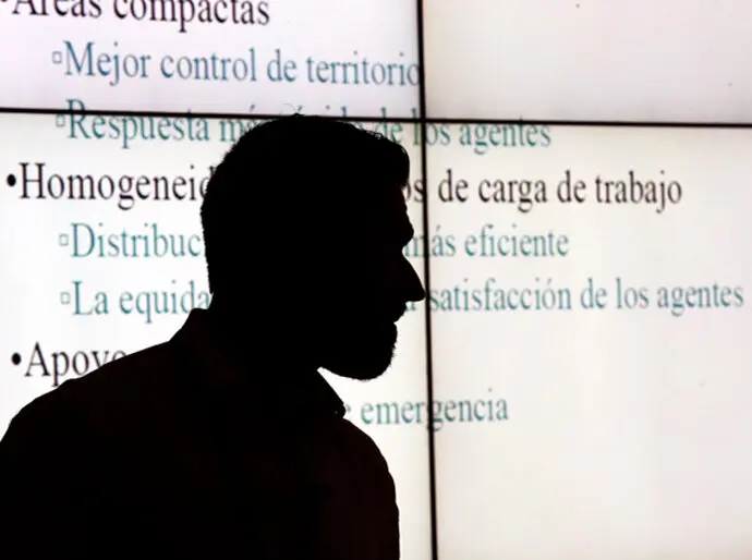 Un conferenciante delante de una proyecci&oacute;n digital. / cobo