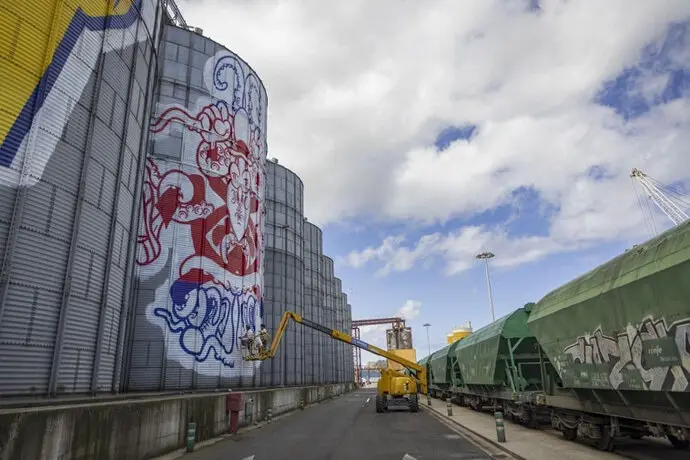 Silos en el puerto de Santander. / x