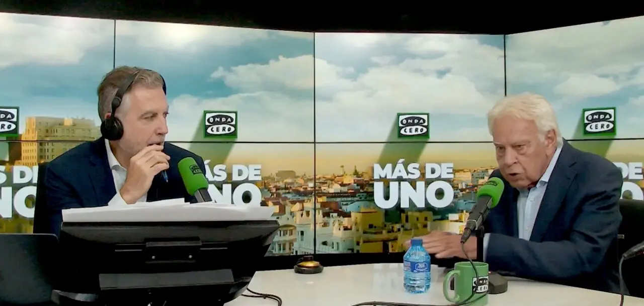 Felipe Gonz&aacute;lez con Alsina durante la entrevista. / X