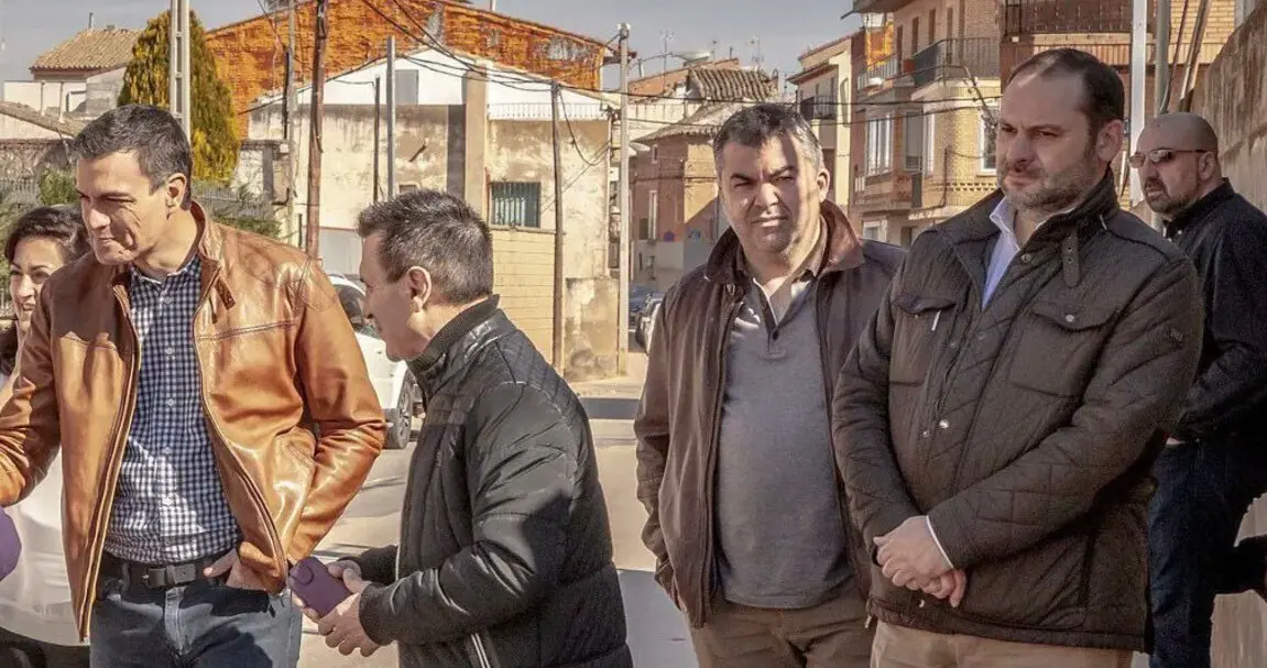 La foto de S&aacute;nchez con el 'clan Peugeot'. El presidente del Gobierno hizo campa&ntilde;a para las primarias del PSOE arropado por el n&uacute;cleo duro de la trama: Jos&eacute; Luis &Aacute;balos, Santos Cerd&aacute;n y Koldo Garc&iacute;a. / x