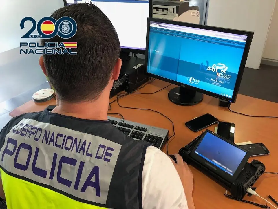 Un agente de la Polic&iacute;a frente a un ordenador. / P.N.