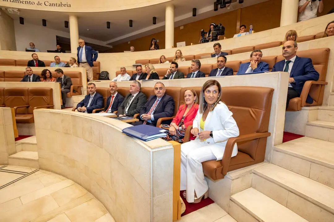 La presidenta del Gobierno de Cantabria junto a los consejeros de su Ejecutivo. / A.E.