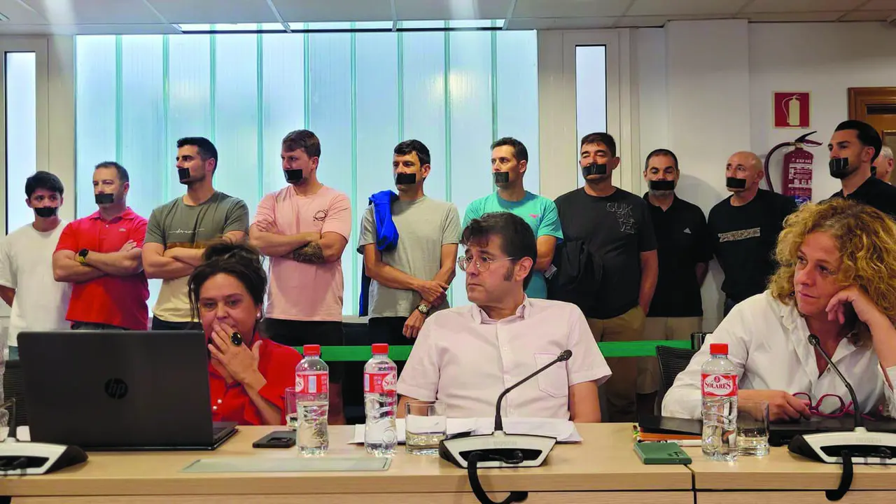 La Polic&iacute;a Local protest&oacute; en el pleno con la boca tapada en respuesta a las amenazas de sanciones por parte del Ayuntamiento. / Alerta