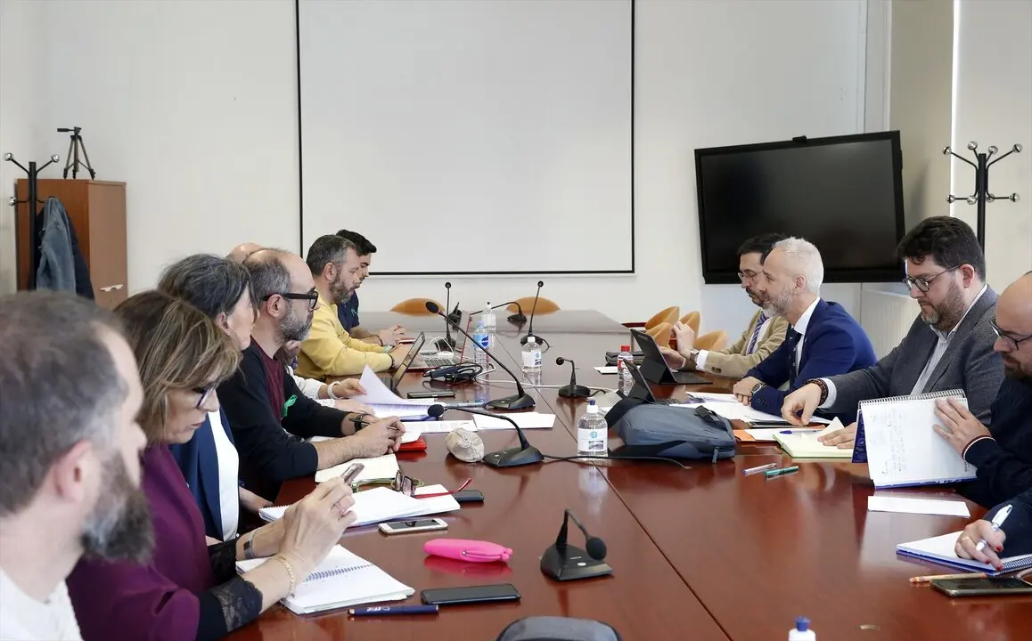 El consejero Educaci&oacute;n, Sergio Silva, se re&uacute;ne con la Junta de Personal Docente. / Lara Revilla