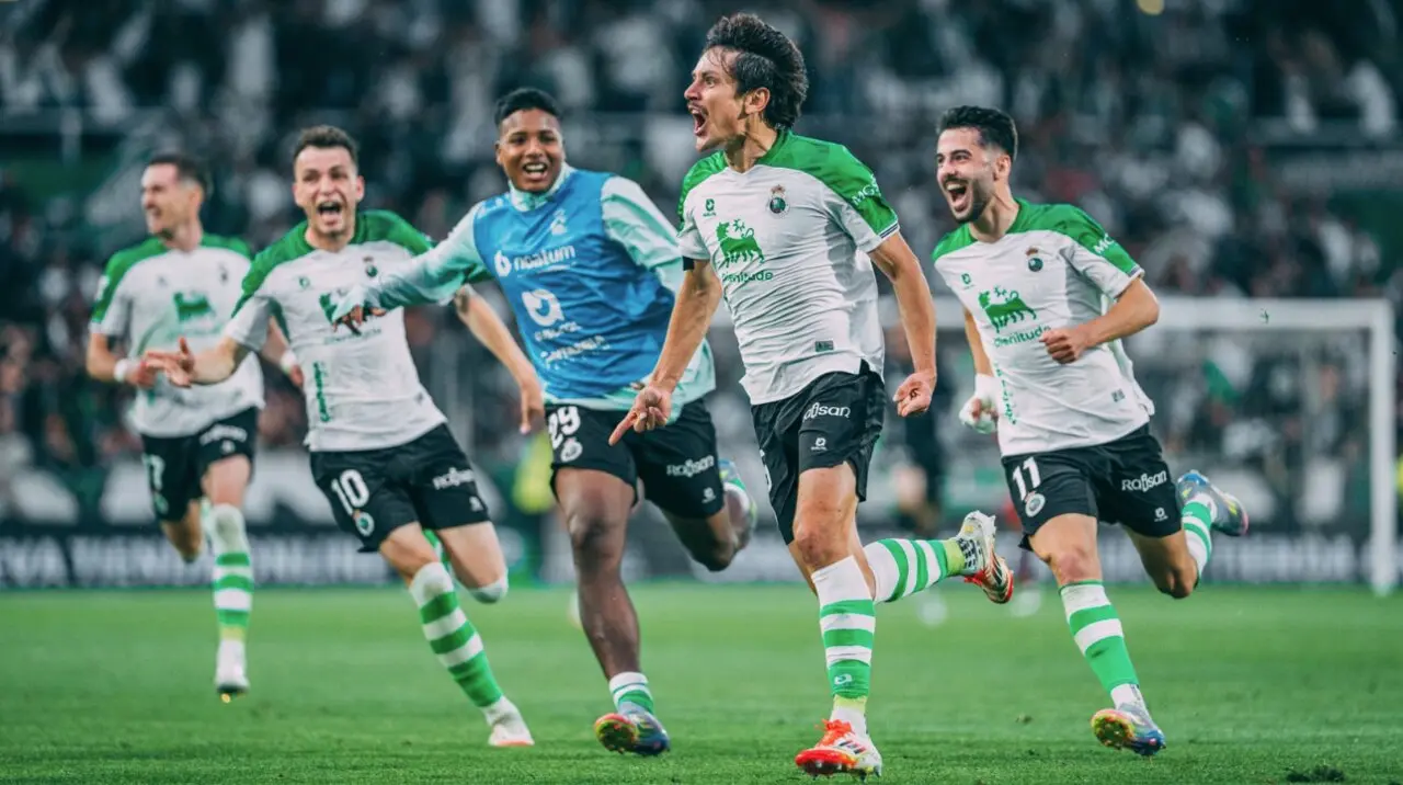 Los jugadores del Racing celebran el gol de Sangalli ante el Granada. / RRC