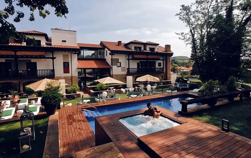 Jacuzzi exterior del Hotel Cuevas, en Santillana del Mar. / H.C.