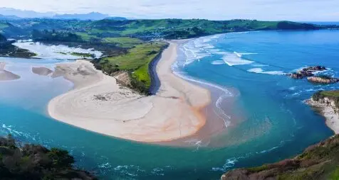 Vista a&eacute;rea durante la marea baja.  de la playa de la Rabia y Arroyo del Capit&aacute;n. / A.S.