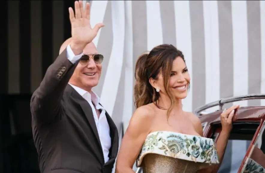 Jeff Bezos y Lauren S&aacute;nchez. / X