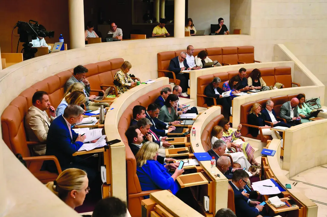 Vista general del hemiciclo durante la segunda jornada del Debate de Orientaci&oacute;n Pol&iacute;tica del Gobierno de Cantabria, en la que se aprobaron 78 propuestas. / Alerta