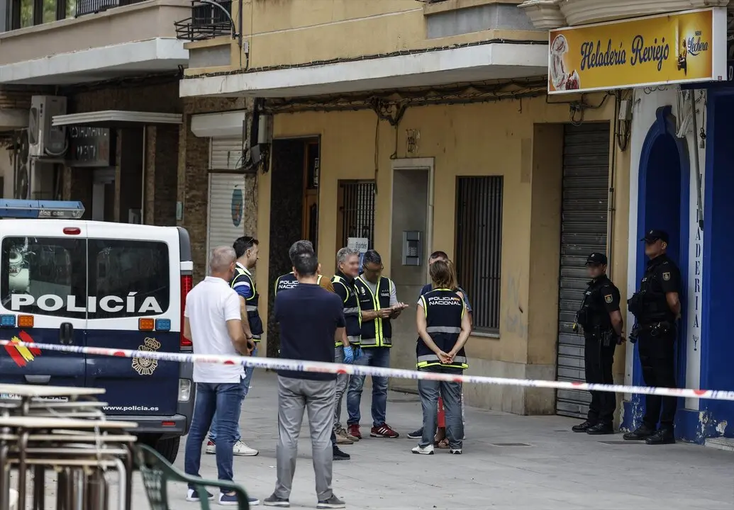 Varios agentes de Polic&iacute;a en el lugar donde han ocurrido los hechos. / Rober Solsona